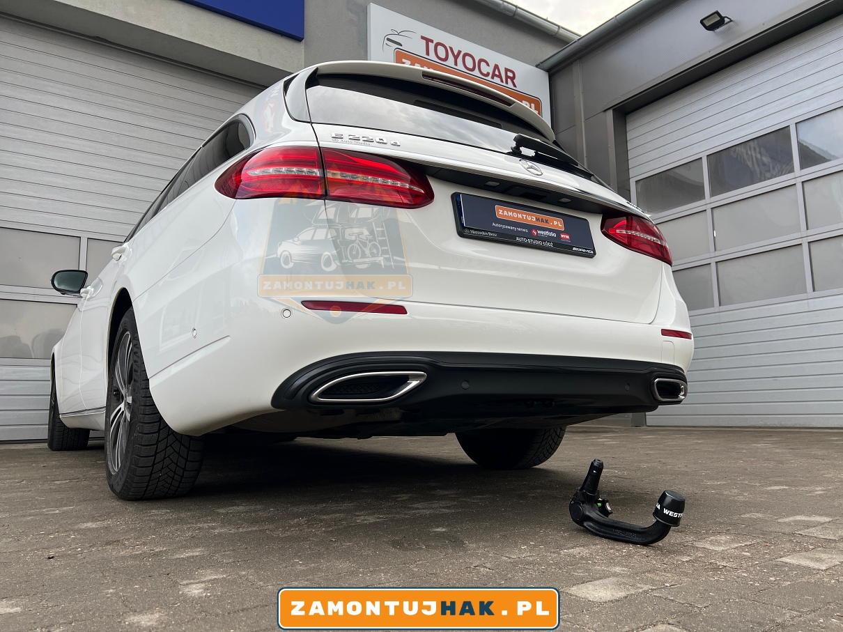 zdjecie samochodu z hakiem holowniczym westfalia 313524600001 wymontowanym, mercedes kombi na zdjeciu 2019 rok hak idealnie dopasowany, niewidoczny po demontazu